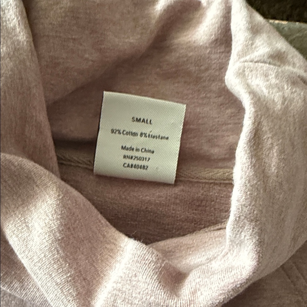 Varley Cozy sweatshirt with a floral accent scarf. Perfect for casual wear. smal - Picture 10 of 11
